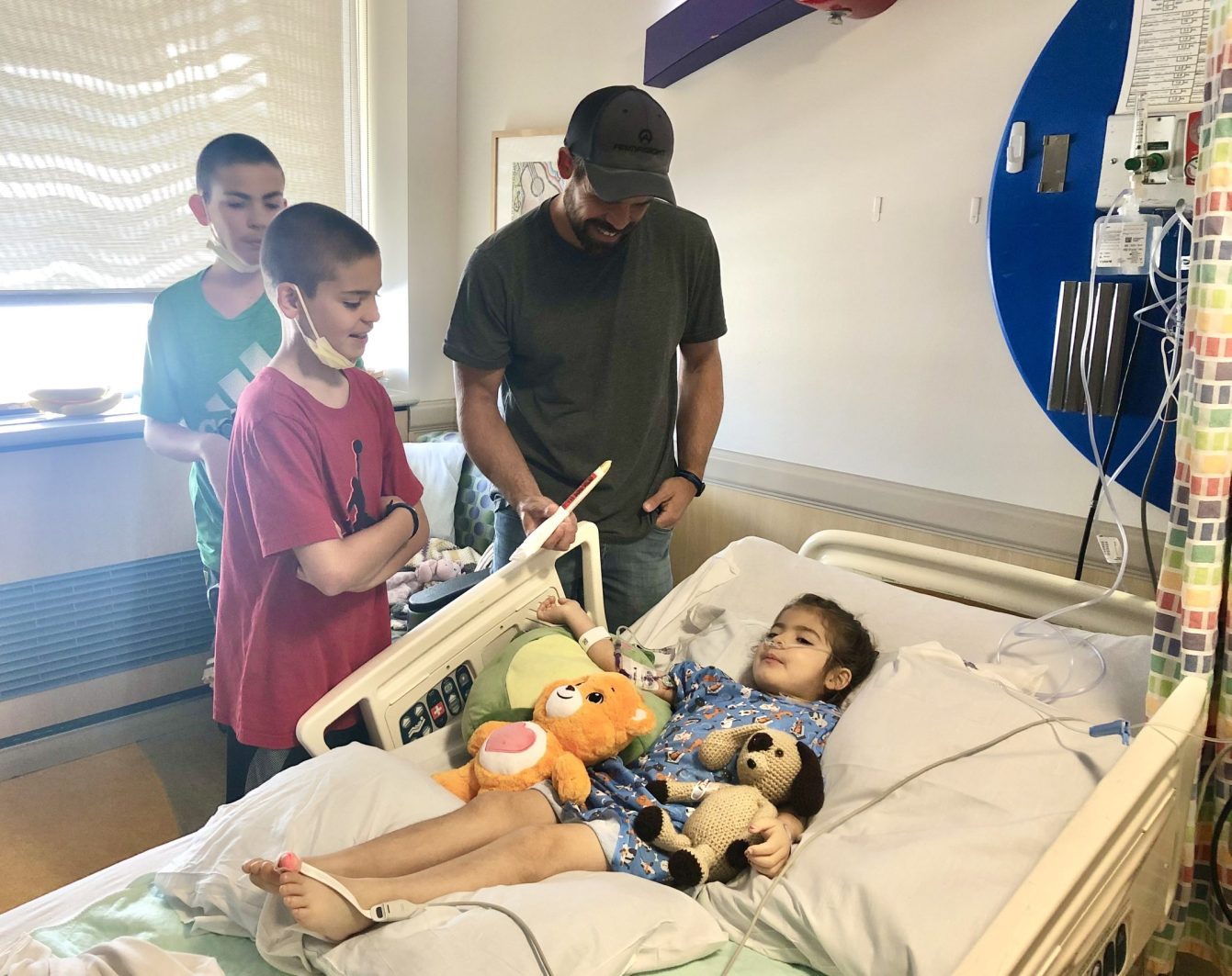 Era surrounded by family in the hospital